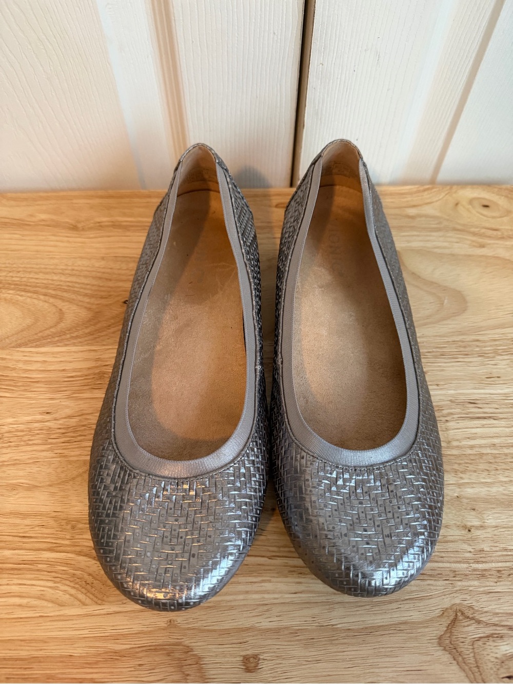 Vionic Anita Silver Flats Leather Size 9